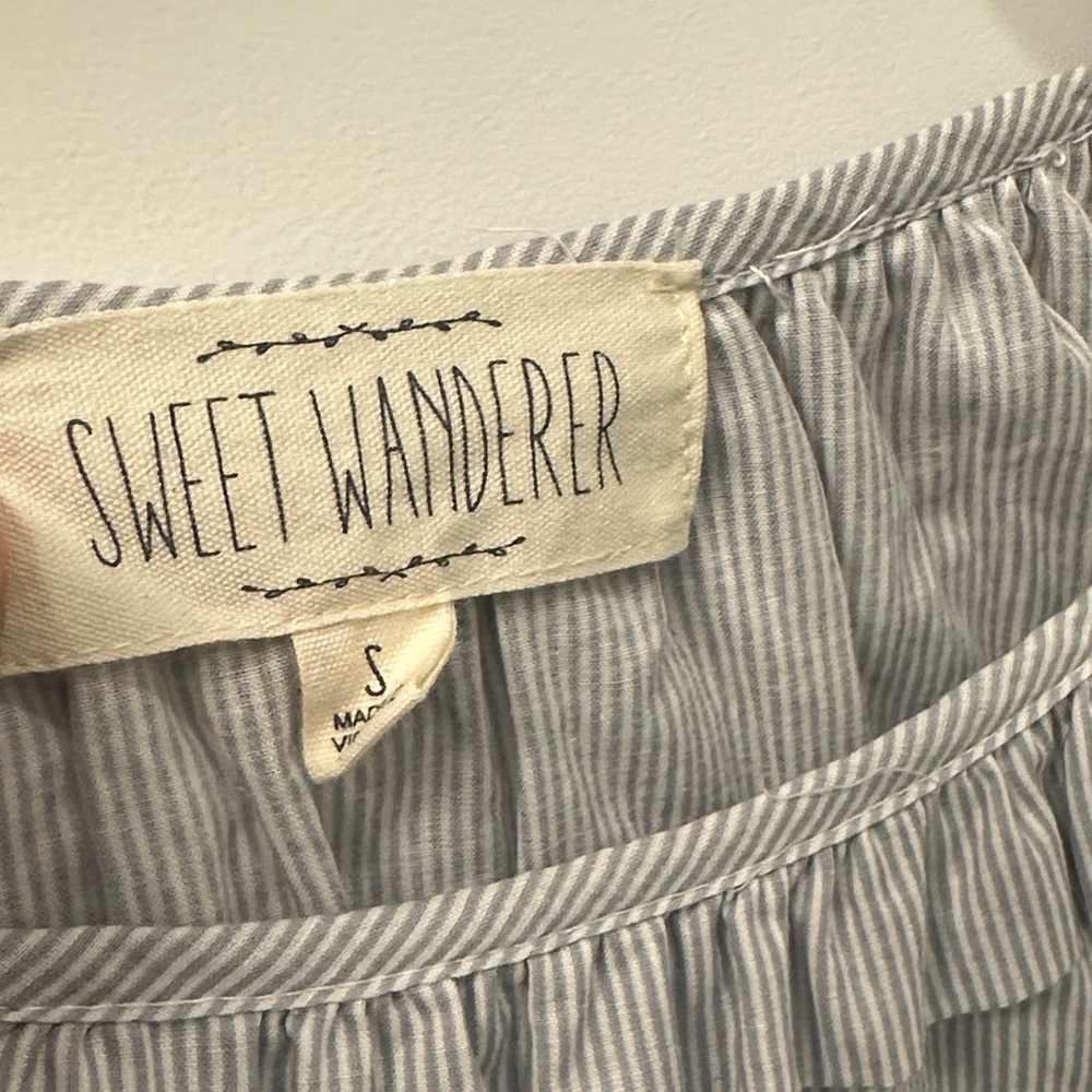 Sweet Wanderer Gray Blouse with Black Floral Embroidery - Picture 2 of 4